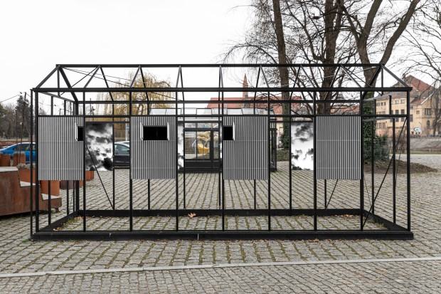 Michał Pietrzak > Po_Między