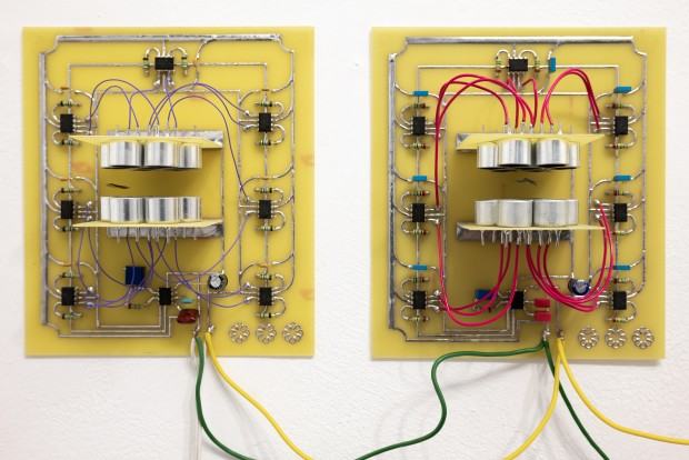 Mikołaj Kowalski, Zegar kwiatowy, 2023, siedem płytek 17x15 cm, układ elektroniczny na laminacie szklanym, fragment 1