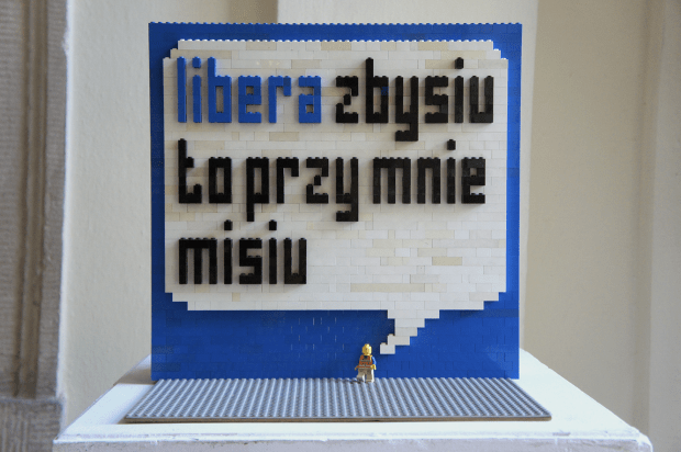 Piotr Kmita, Autoportret wg. Zbigniewa Libery, klocki Lego, 30 x 40 x 40 cm, 2012