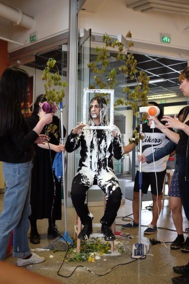 Tomasz Szrama podczas performensu