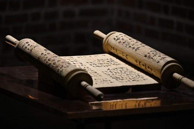 Bogna Kozera-Radomska, Tora, szamot szkliwiony, miedź, stal, 100x70 cm, 2021