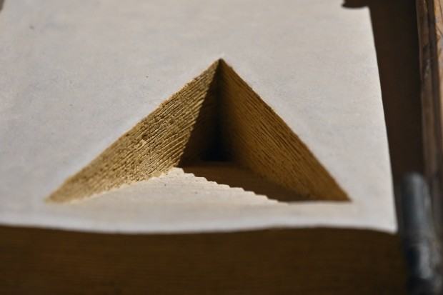 Bogna Kozera-Radomska, Utrudnienie, szamot szkliwiony, lustro, drewno, 70x45x15 cm, 2021