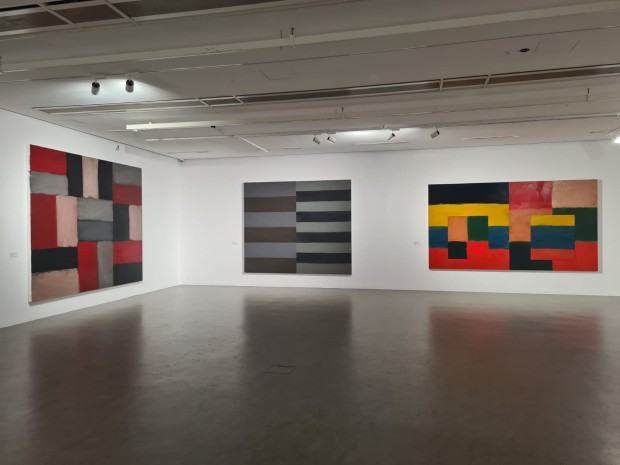 Fragment wystawy Sean Scully. Painting and sculpture / Malarstwo i rzeźba