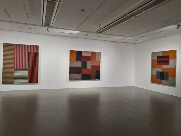 Fragment wystawy Sean Scully. Painting and sculpture / Malarstwo i rzeźba