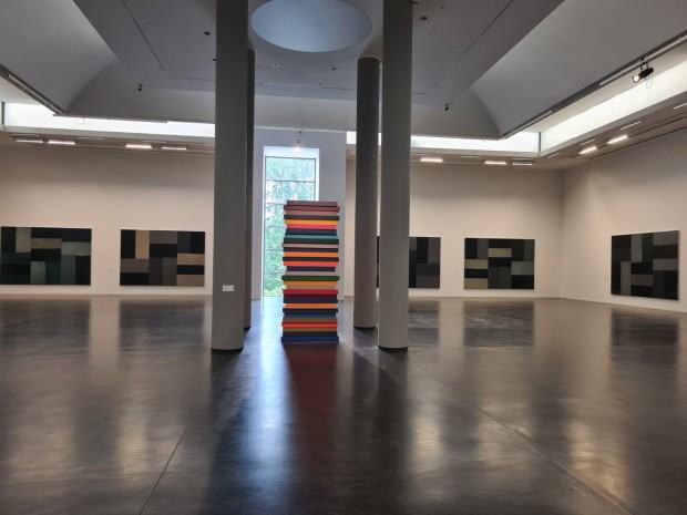 Fragment wystawy Sean Scully. Painting and sculpture / Malarstwo i rzeźba