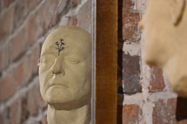 Bogna Kozera-Radomska, Odbicie, szamot szkliwiony, lustro, drewno, wymiary zmienne, 2021