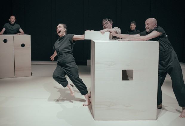 Zespół aktorski w jednej ze wspólnych scen, zdj. Dorota Koperska Zespół aktorski w jednej ze wspólnych scen, zdj. Dorota Koperska