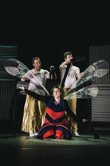 Żyję!, scenografia: Adrianna Duda, lalki: Kinga Melka, kostiumy: Kinga Grzywacz, zdj. Monika Stolarska Żyję!, scenografia: Adrianna Duda, lalki: Kinga Melka, kostiumy: Kinga Grzywacz, zdj. Monika Stolarska