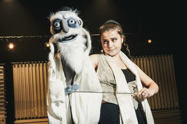 Żyję!, scenografia: Adrianna Duda, lalki: Kinga Melka, kostiumy: Kinga Grzywacz, zdj. Monika Stolarska Żyję!, scenografia: Adrianna Duda, lalki: Kinga Melka, kostiumy: Kinga Grzywacz, zdj. Monika Stolarska