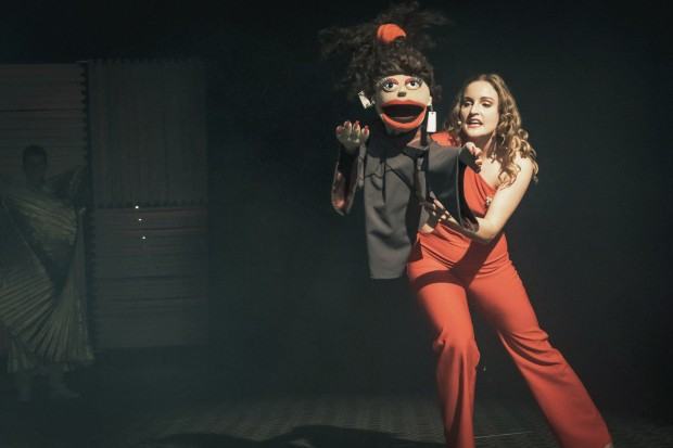 Żyję!, scenografia: Adrianna Duda, lalki: Kinga Melka, kostiumy: Kinga Grzywacz, zdj. Monika Stolarska Żyję!, scenografia: Adrianna Duda, lalki: Kinga Melka, kostiumy: Kinga Grzywacz, zdj. Monika Stolarska