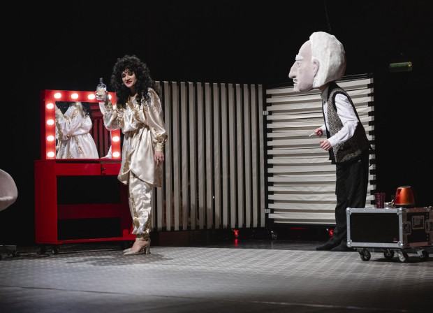 Żyję!, scenografia: Adrianna Duda, lalki: Kinga Melka, kostiumy: Kinga Grzywacz, zdj. Monika Stolarska Żyję!, scenografia: Adrianna Duda, lalki: Kinga Melka, kostiumy: Kinga Grzywacz, zdj. Monika Stolarska