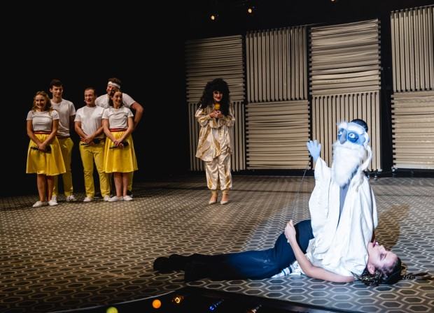 Żyję!, scenografia: Adrianna Duda, lalki: Kinga Melka, kostiumy: Kinga Grzywacz, zdj. Monika Stolarska Żyję!, scenografia: Adrianna Duda, lalki: Kinga Melka, kostiumy: Kinga Grzywacz, zdj. Monika Stolarska