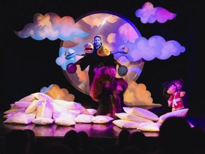 Gdzie się podział Baku?, spektakl ze scenografią, kostiumami, multimediami oraz formami lalkowymi Sebastiana Siepietowskiego, zdj. Maciej Cieślak