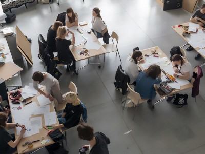 Grupa studentów ASP podczas pracy