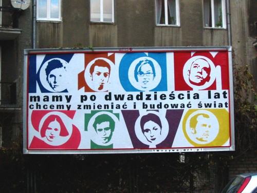 "Mamy po dwadzieścia lat, chcemy zmieniac i budować świat", billboard, ul. Koszykowa, Warszawa, 2002 _ archiwum grupy Twożywo