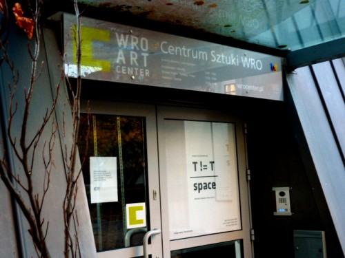 09892485.jpg T!=T Wystawa