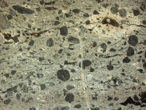 Mikrostruktura masy garncarskiej Mikrostruktura średniowiecznej masy garncarskiej, w świetle przechodzącym, pow. 45x.