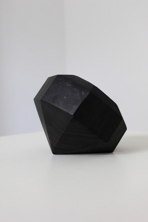 Łukasz Surowiec, „Czarny diament”, 2015 obiekt, węgiel kopalniany, szlifowany, polerowany, ed. 11/100; 15 × 15 × 11 cm