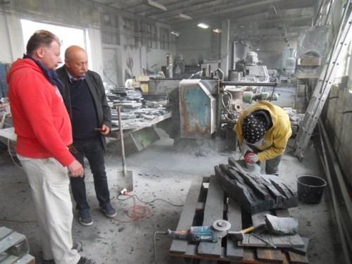 Prof. J. Kucharski drugi z lewej w hali przy stanowisku Agaty