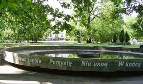 Przegląd młodej sztuki w ekstremalnych warunkach „Survival 5”, tekst na fontannie, farba luminescencyjna, wiersz: Paul Harenza, Wrocław 2007