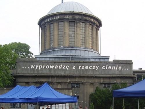 „wyprowadzę z rzeczy cienie”, Przegląd młodej sztuki w ekstremalnych warunkach „Survival 7”, litery przestrzenne 28 m, styrodur, fragment tekstu K.K. Baczyńskiego, Wrocław 2009