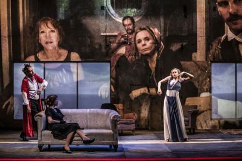 CAPRI_wyspa_uciekinierow_sc. Krystian Lupa, kost. Piotr Skiba