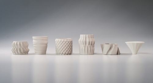 26395797.jpg Wydruki modeli z porcelany. Autorki (od lewej ): M. Maros (2 pierwsze fromy), R. Bon-ter- Jędrzejewska, M. Binder, A. Granat, A. Lupa