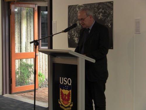 Dziekan Wydziału Sztuki USQ Prof Peter Goodall, Dean (Faculty of Arts) - otwarcie wystawy.