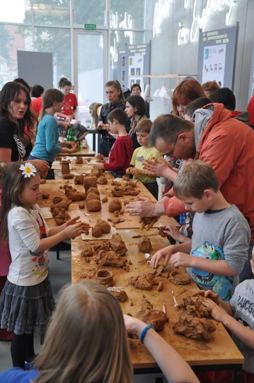 fwt4 Najmłodsi w dniu swojego święta mogli własnoręcznie wykonać ceramiczne ozdoby i naczynia