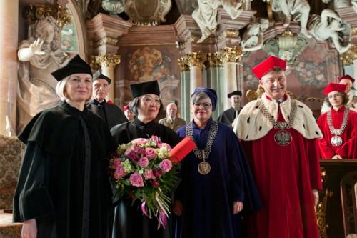 uroczysta promocja, od lewej: promotor- prof ndzw Katarzyna Koczyńska- Kielan, Doctor Honoris Causa Yong Jae Lee, Dziekan Wydziału CiSz prof Małgorzata Dajewska, Rektor prof Piotr Kielan