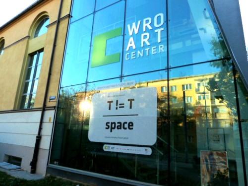 31491883.jpg T!=T Wystawa