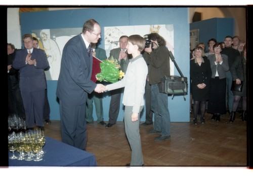 Wystawa krajowa-dyplomy szkół wyższych. Prezydent Miasta Gdańska Paweł Adamowicz wręcza nagrodę laureatce, 1999 r/ foto: A. Okońska-Węsiora