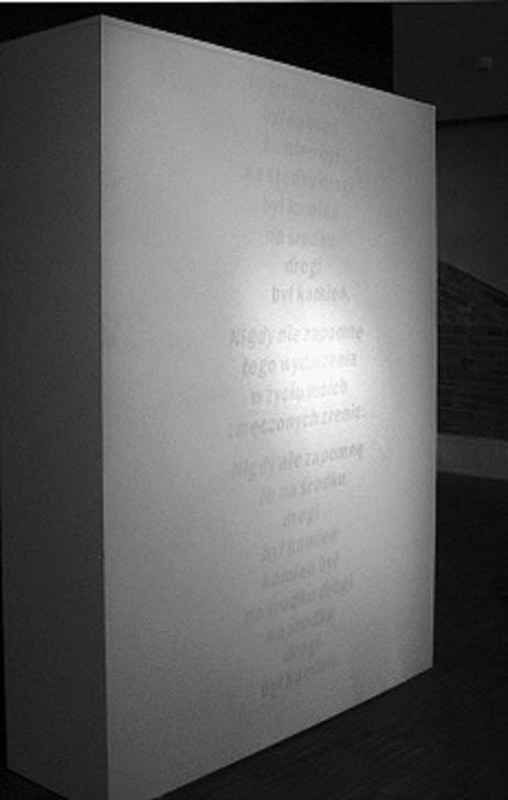 „na środku drogi”, ściana BWA w Lesznie, folia transparentna, tekst 78 x 200 cm, wiersz: C. Drummond de Andrade, Leszno 2009