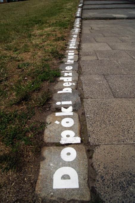 „Zaklęcie", Park S. Tołpy,  farba fotoluminescencyjna (zbiera światło w dzień, oddaje w nocy) 17 m, Tekst - Shantideva: Bodhisattvacharyāvatāra, X. Kapitola, verš 55, Przegląd młodej sztuki w ekstremalnych warunkach „Survival 9”, Wrocław 2011