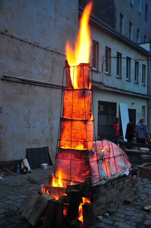 FWT1 Przez trzy dni na naszej uczelni zrobiło się naprawdę gorąco, w ogrodzie zaroiło się od pieców hutniczych