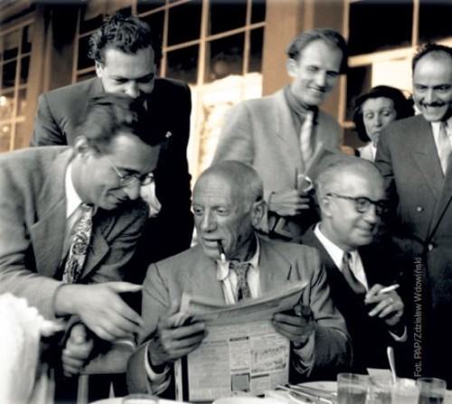 Pablo Picasso (w środku), Paul Eluard (po prawej, z papierosem), Leopold Tyrmand (po lewej w okularach), Zbigniew Lengren (drugi rząd, trzeci z prawej) 25.08.1948, pierwszego dnia obrad Kongresu, dzień przed wysłaniem kartki. Źródło: PAP/ Zdzisław Wdowińs