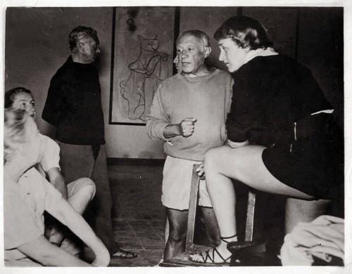 Pablo Picasso oraz Nicole Védrès (po prawej) na planie filmu La vie commences demain (Życie zaczyna się jutro), 1949 rok. Źródło: Ebay.