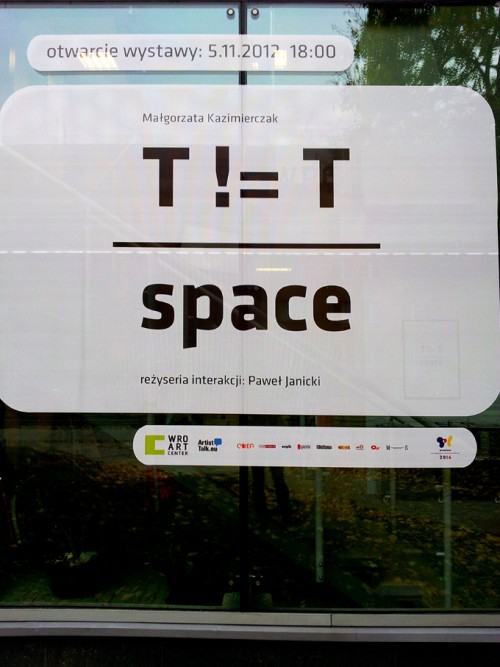 54400569.jpg T!=T Wystawa