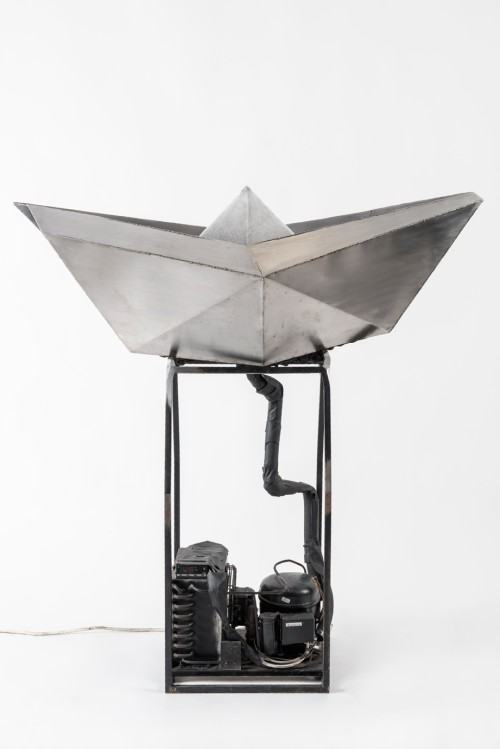 Maciej Albrzykowski, „ArtCticus – Struktura ekspresyjna w bieli”, 2016 instalacja, stal szlachetna, agregat chłodzący, woda, lód; 120 × 110 × 50 cm