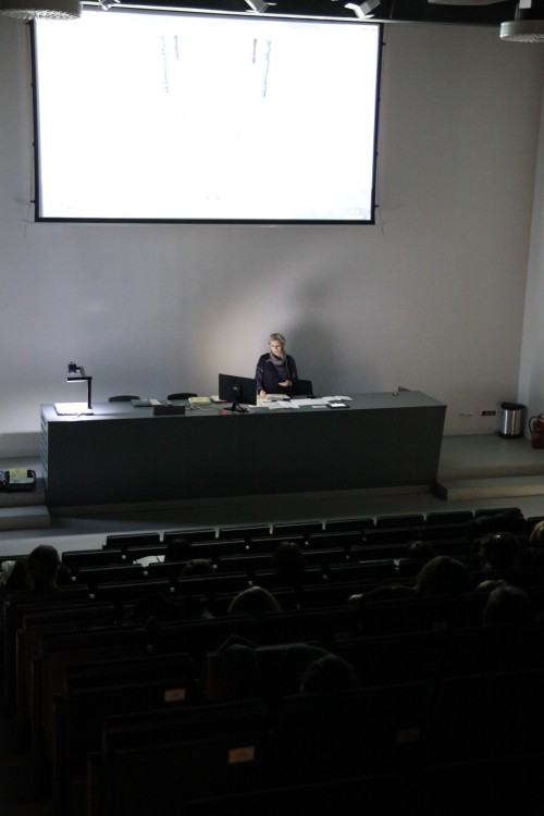 60792206.jpg Wykład Iwony Chmielewskiej o książkach autorskich.