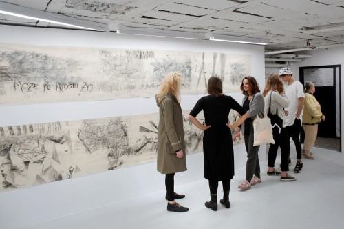 HIPERTEKSTOWO. Nowy wymiar sztuki słowa. Projekt MKiDN. Projekt wspierają Wydz. Filologiczny Uniwersytetu Śląskiego,  Strefa Centralna, Galeria Miasta Ogrodów, Galeria Dwie Lewe Ręce. Patronat medialny TVP Katowice oraz magazyn "Techsty".