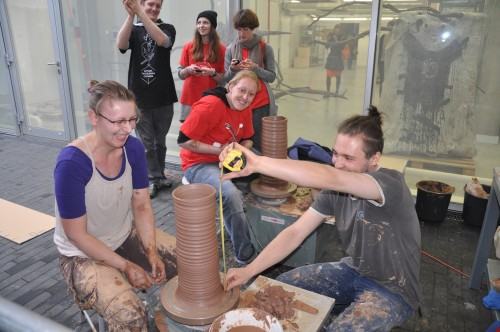 fwt5 Podczas festiwalu pojawił się również element rywalizacji – studenci ścigali się w robieniu ceramicznych naczyń