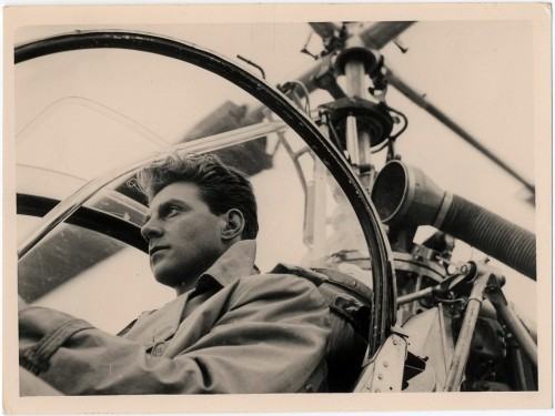 . André Labarthe na planie La vie commences demain, występujący w filmie jako człowiek jutra, pilot helikoptera podejmujący głównego bohatera z autostrady i wprowadzający w świat nowoczesności i przyszłości człowieka, 1949. Źródło: SVV MILLON & ASSOCIES