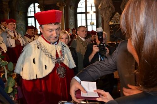 REKTOR ODZNACZONY KRZYŻEM KAWALERSKIM