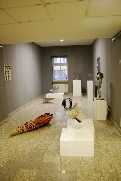 wystawa rzeźby pod psem