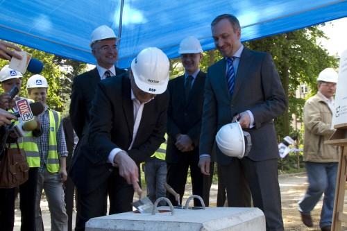 Podpisanie aktu erekcyjnego i wmurowanie kamienia węgielnego pod budowę Centrum Sztuk Użytkowych Centrum Innowacyjności. / foto Paweł Bielawny