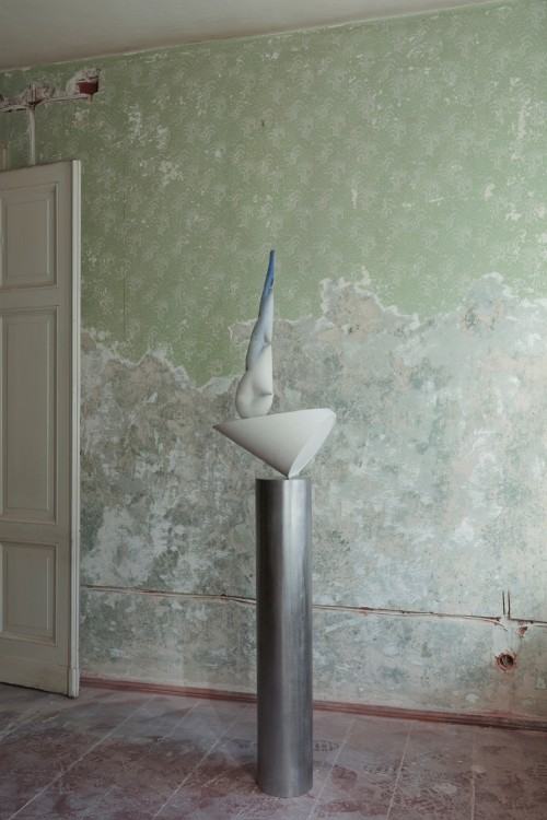 prace_Wojciech Małek, Kropla, Barwiony beton, (cement), stal, 2020, fot Alicja Kielan