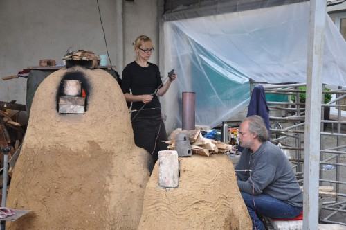 fwt2 Ed van Dijk i Kati Kersha wybudowali plenerowy piec do szkła opalany drewnem