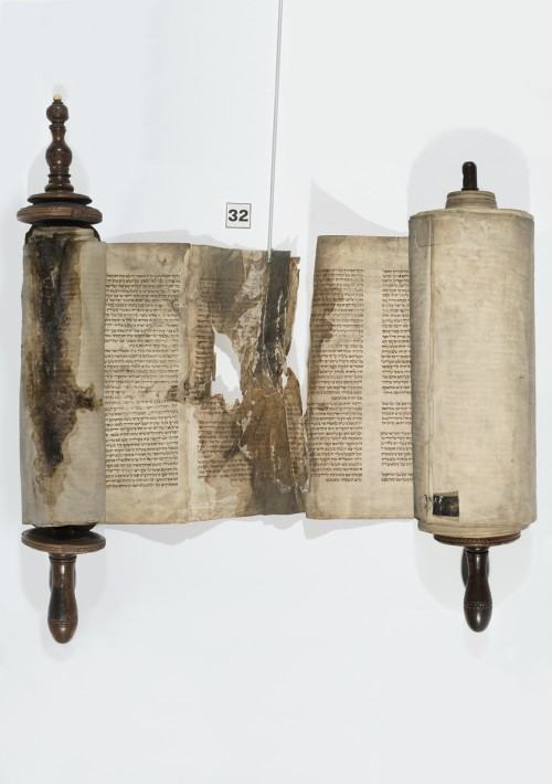 Monika Dzik, ASP Warszawa, Konserwacja i restauracja konserwatorską zabytkowego zwoju Tory z kolekcji Żydowskiego Instytutu Historycznego w Warszawie- zwój C-698. Stan przed konserwacją i restauracją. Fot. Tymon Rizov-Ciechański