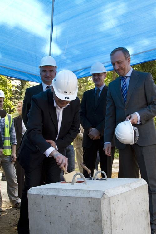 Podpisanie aktu erekcyjnego i wmurowanie kamienia węgielnego pod budowę Centrum Sztuk Użytkowych Centrum Innowacyjności. / foto Paweł Bielawny